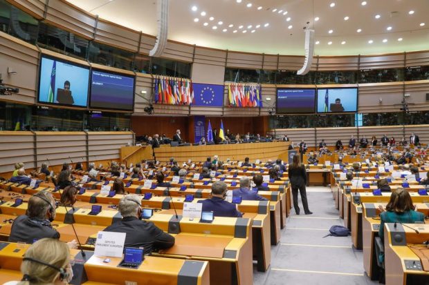 Doi eurodeputați români s-au abținut la votul din PE privind impunerea de noi sancțiuni împotriva Rusiei. Cum au motivat