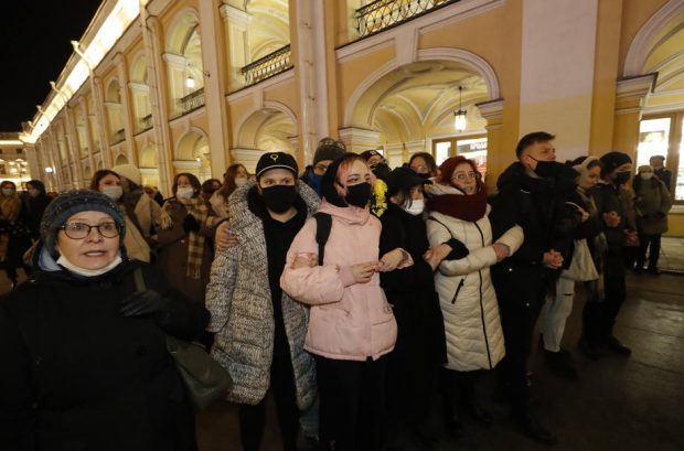 VIDEO | Proteste în Moscova și Sankt Petersburg. Rușii ies din nou în stradă contra lui Putin. Printre arestați, o supraviețuitoare a asediului