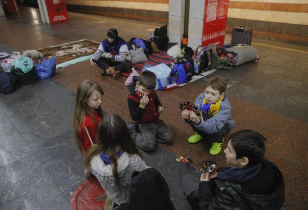 Comisar European: Copiii ucraineni care fug din calea războiului sunt în pericol de a fi traficați