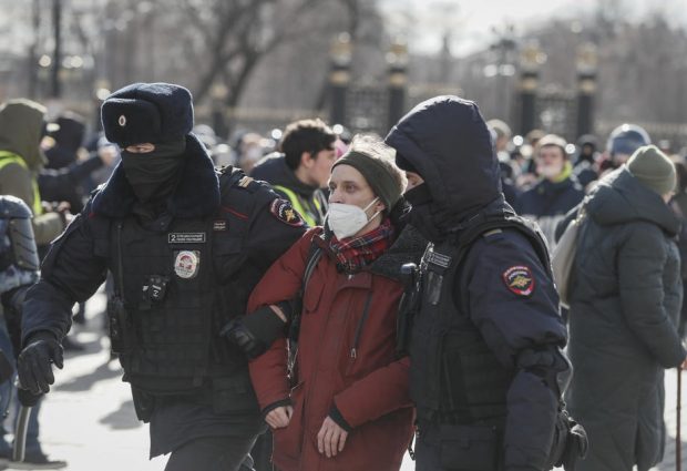 Noi mărturii ale protestatarelor agresate și umilite într-o secție de poliție din Moscova: Ofițer: „Legea suntem noi, iar voi sunteți niște târâturi. Dacă aș putea, aș trage în voi”
