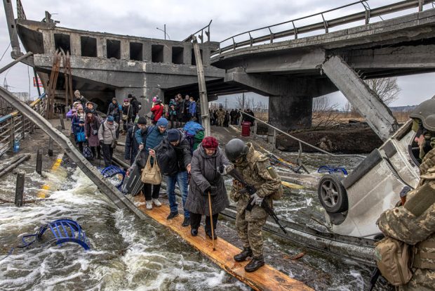 VIDEO | Un pod distrus, singura cale de ieșire din Irpin. 2.000 de oameni au fost evacuați luni din orașul de lângă Kiev