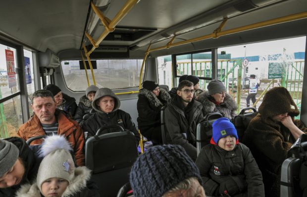 Mii de ucraineni au reușit să părăsească orașul Sumi, în prima evacuarea în masă realizată cu succes
