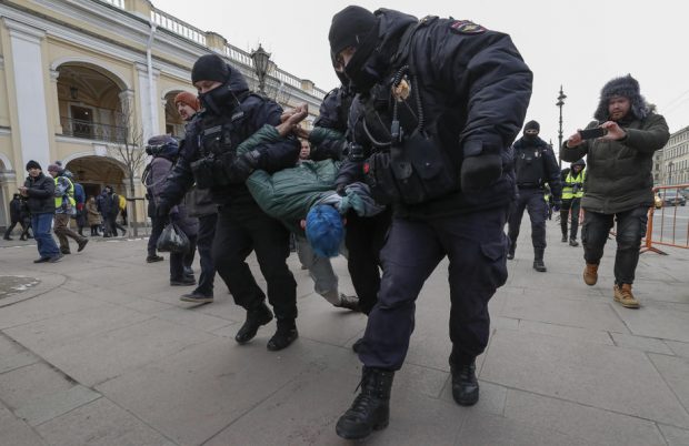 Noi proteste față de război în Sankt Petersburg. Imagini cu oameni ridicați de polițiști