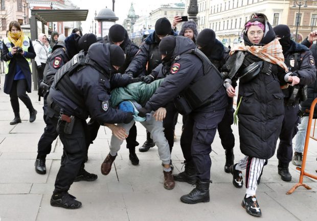 Mai mulți jurnaliști au fost arestați în timpul protestelor din Rusia împotriva războiului