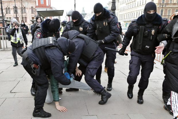 CIA estimează că până la 14.000 de ruşi au fost arestaţi în ultimele zile pentru că au protestat împotriva războiului