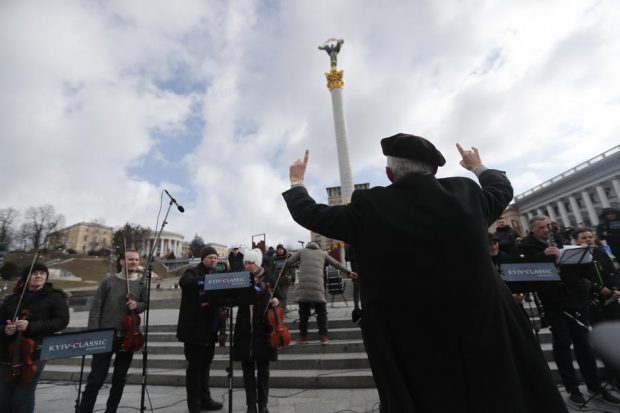 O orchestră din Kiev cântă imnul național al Ucrainei în centrul orașului, în timp ce trupele rusești înaintează spre capitală