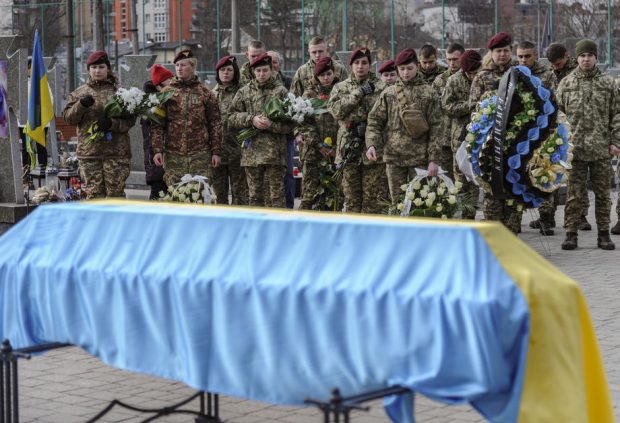 1.300 de militari ucraineni au fost uciși de la începutul războiului, spune Volodimir Zelenski. Câți ar fi murit din tabăra rusă