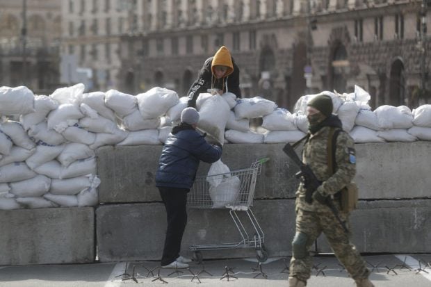„Kievul e gata de luptă!”. Locuitorii capitalei ucrainene se pregătesc de venirea forțelor ruse. Primar: „Fiecare stradă, fiecare casă este fortificată”