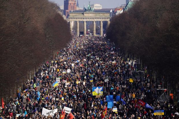 „Unde este vaccinul împotriva războiului?”. Zeci de mii de oameni s-au adunat la Poarta Brandenburg din Berlin pentru a-și arăta susținerea pentru Ucraina