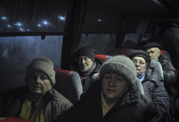 „Am stat 10 zile în subsol, fără apă și curent”. Mărturiile oamenilor care au reușit să fugă din Mariupolul asediat