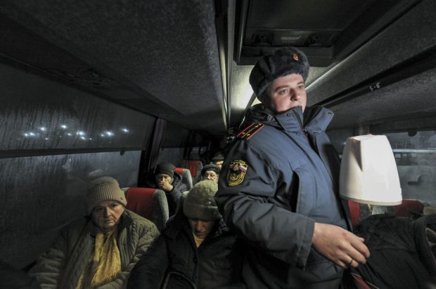 Locuitori ai Mariopolului, evacuați cu forța în Rusia, acuză oficiali ucraineni din orașul asediat