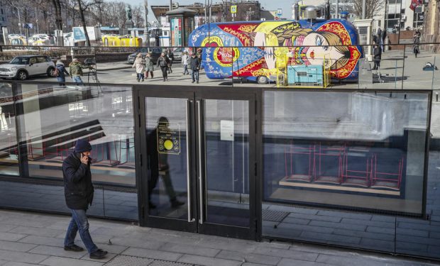Rușii nu mai pot cumpăra electronice și electrocasnice în rate sau pe credit