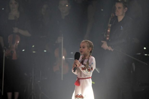 Fetiţa de 7 ani din Ucraina, devenită cunoscută după ce a cântat în buncăr, a interpretat imnul Ucrainei la un concert din Polonia