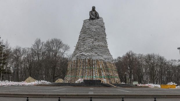 „Apărăm simbolurile orașului”. Statuia poetului național Taras Șevcenko, din Harkov, protejată de mii de saci cu nisip