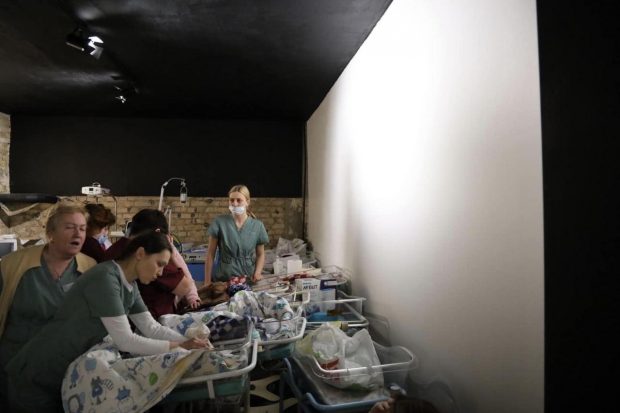 Trei copii născuți din mame-surogat la Kiev așteaptă să fie luați de părinții lor români. Locul reunirii: Cernăuți