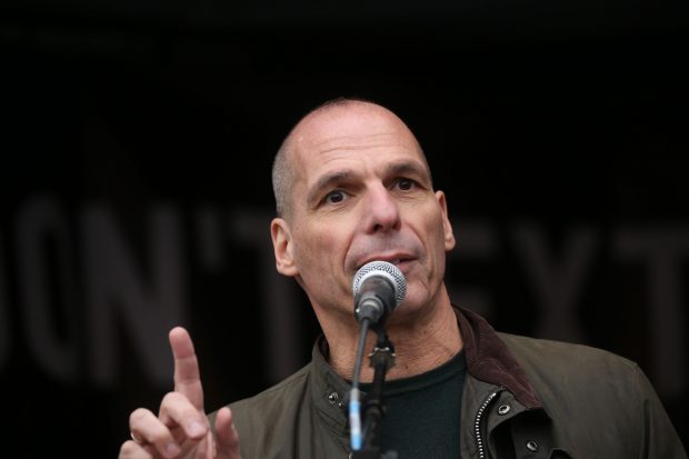 Rămas în afara parlamentului după alegeri, fostul ministru Yanis Varoufakis acuză „Erdoganizarea și Orbanizarea Greciei”