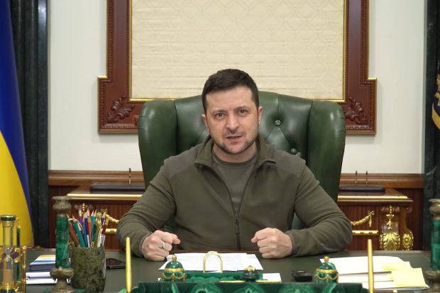 Volodimir Zelenski, mesaj de la fereastra biroului prezidențial: „Nu mă ascund, nu mă tem de nimeni”