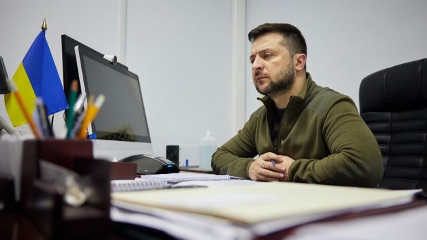 „N-au învățat să citească”. Zelenski, în fața Consiliului Europei, explicând de ce combatanții ruși au bombardat clădiri pe care scria „Copii” și au ucis jurnaliști