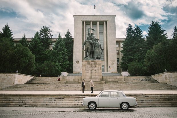 Când muzica de la Europa Liberă inspira setea de libertate a românilor. INTERVIU cu regizorul care duce la Cannes o poveste de dragoste din România anilor ’70
