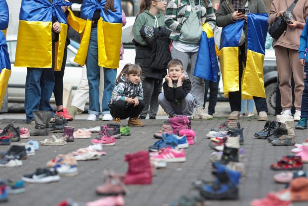 Marş pentru Ucraina, în București. 145 de pantofiori așezați în Piața Universității, în memoria celor 145 de copii uciși în războiul din Ucraina