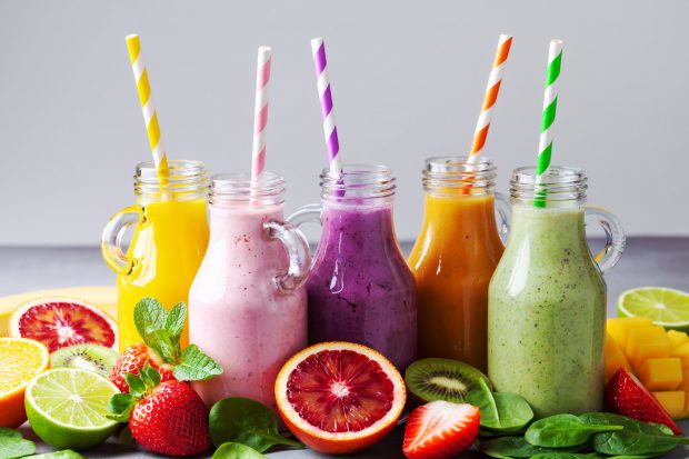 13 smoothie-uri care te hidratează când e foarte cald