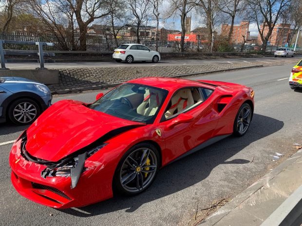 Proprietarul unui Ferrari nou-nouț a făcut accident chiar în ziua care şi-a cumpărat maşina. Șoferul a apucat să meargă doar 3 kilometri