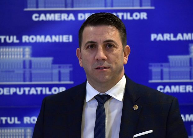 Descurcărețul domn Georgescu. Deputatul PSD care ține cu dinții de leafa de profesor la o școală gimnazială din Pitești