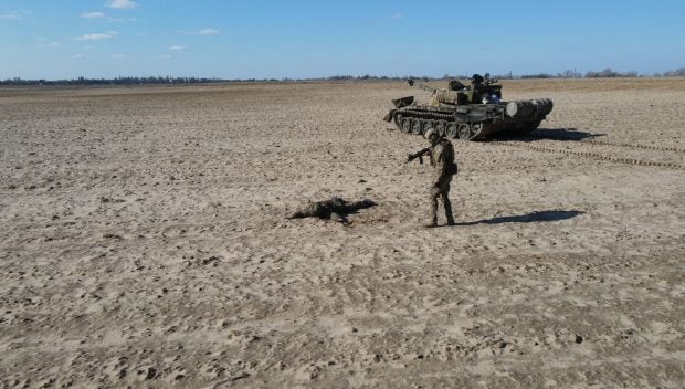 Ucraina le promite bani, documente noi și transferul într-o țară sigură soldaţilor ruşi care își predau armamentul. Cât primesc pentru un tanc sau elicopter