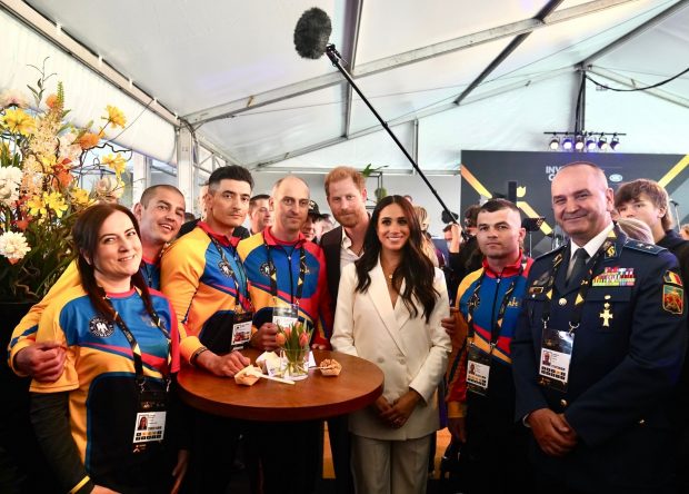 Prințul Harry și Meghan Markle, de vorbă cu militarii români de la Jocurile Invictus: ”Au cunoscut și umorul românesc”