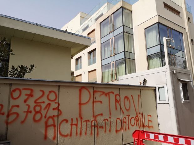 „Petrov, achită-ți datoriile”. Gardul vilei de protocol pe care trebuie să o elibereze Traian Băsescu a fost vandalizat