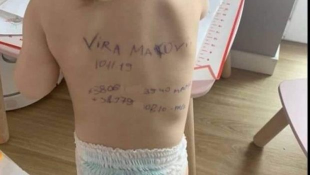 Fetiță ucraineană de 2 ani și jumătate, cu numele, data nașterii și telefoanele rudelor scrise pe spate. „În caz că mor părinții și ea scapă”