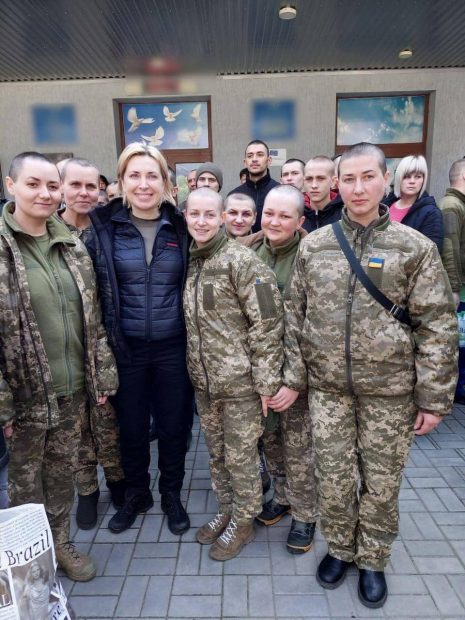 Rușii le-au ras în cap cu forța pe femeile din armata ucraineană, când le-au luat prizoniere. „Umilință, aroganță și dispreț”