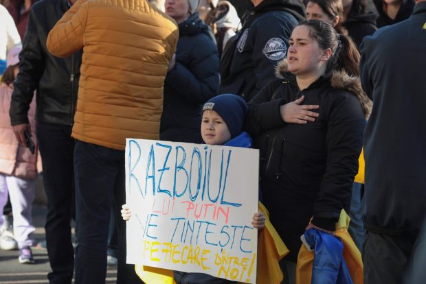 Un nou protest în fața Ambasadei Rusiei din București: „Opriți războiul!”, strigă oamenii