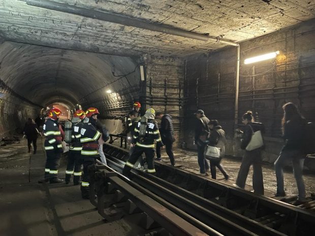 Călători evacuați prin tunel la metrou, după o defecțiune a unui tren între stațiile Grivița și Basarab