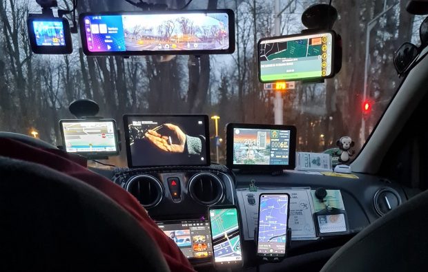 Taximetrist din Cluj cu 10 ecrane pe bord, se plânge clientei: „Greu cu tehnologia!”
