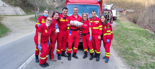 „Misiune memorabilă” pentru un echipaj SMURD din Cluj. O femeie a născut o fetiță, în drum spre spital