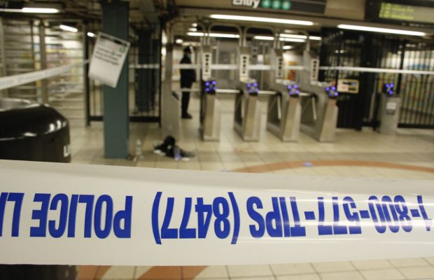 VIDEO. Atac armat la metroul din New York. Mai multe victime. Poliția caută agresorul