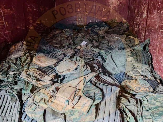 „Gunoi inutil”. Imagini cu veste antiglonț putrezite și cu blindajul ruginit, despre care Kievul spune că au fost trimise soldaților ruși care luptă în Ucraina