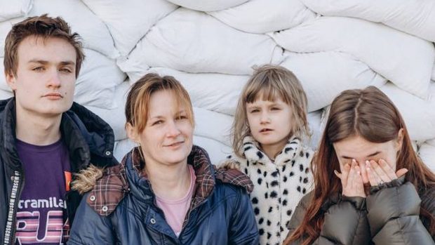 Drumul de 1.200 de km al unei familii din estul Ucrainei spre siguranță. „Fiul de 15 ani și-a cărat mama rănită în spate trei kilometri”