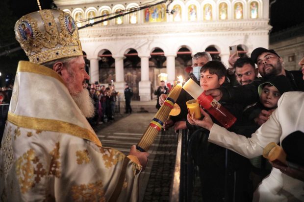 Hristos a Înviat! Credincioși au primit Lumina Învierii. Imagini de la Slujba de Înviere de la Patriarhie