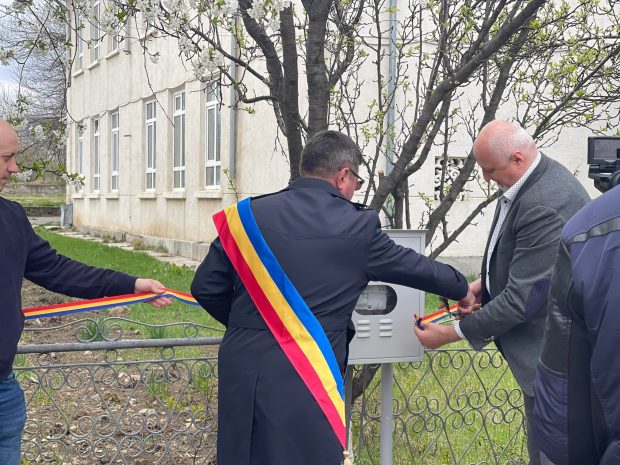 Contor de gaz sfinţit cu sobor de preoţi, în comuna Frumuşani. Preşedintele PNL Botoşani şi primarul localităţii au tăiat panglica