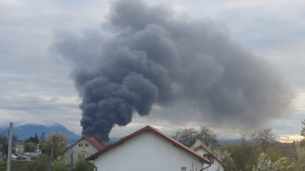 Incendiu puternic într-o piaţă de haine second-hand din Braşov. Pompierii le-au cerut localnicilor să închidă ferestrele