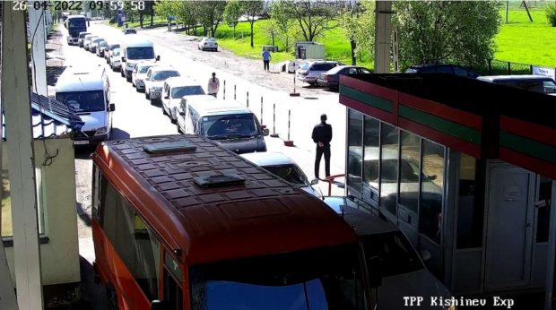 Cozi de mașini la ieșirea din Transnistria, după exploziile din regiune