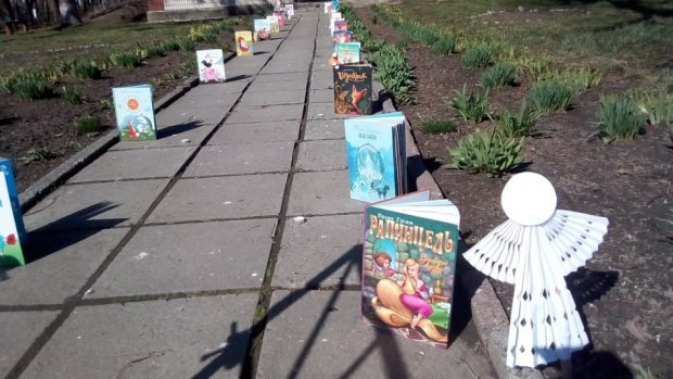 Expoziție în Ciudniv, în memoria copiilor care au murit din cauza războiului: „Ei nu vor mai putea citi niciodată un basm”