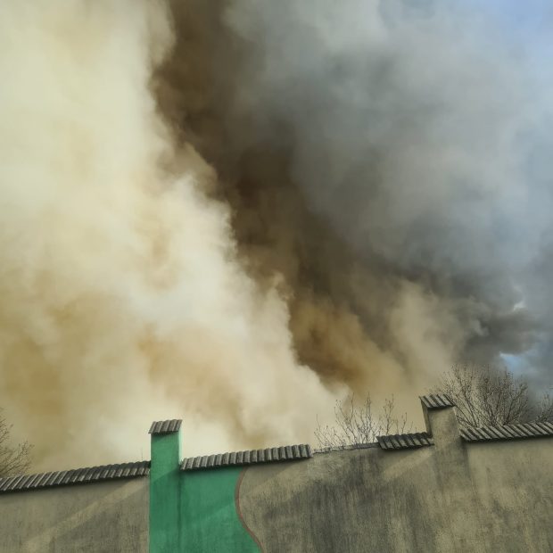 Incendiu puternic în Timișoara. Flăcări uriaşe şi o coloană imensă de fum la o fostă fabrică de ţigări. A fost emisă o avertizare Ro-Alert