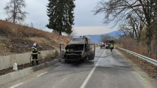 O ambulanță din Neamț a luat foc în timp ce se deplasa la un pacient. Focul ar fi pornit de la un scurtcircuit