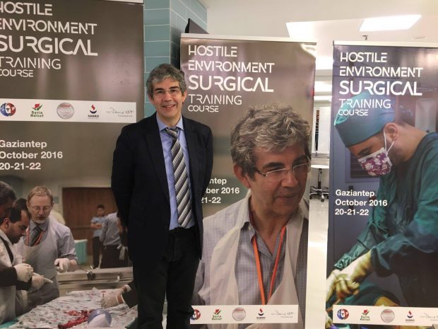 Un medic britanic de război salvează vieți în Ucraina chiar și din fața monitorului: „Este ca în Siria. Exact aceleași tactici”