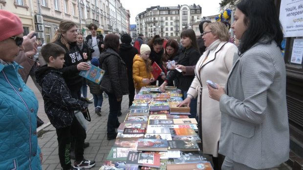 „O națiune care citește este invincibilă”. Sute de volume, distribuite gratuit de bibliotecile din Ivano-Frankivsk