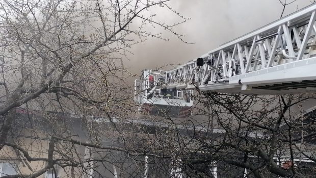 Incendii în serie în județul Iași. A ars acoperișul unui bloc, iar o fabrică de mobilă a fost cuprinsă de flăcări