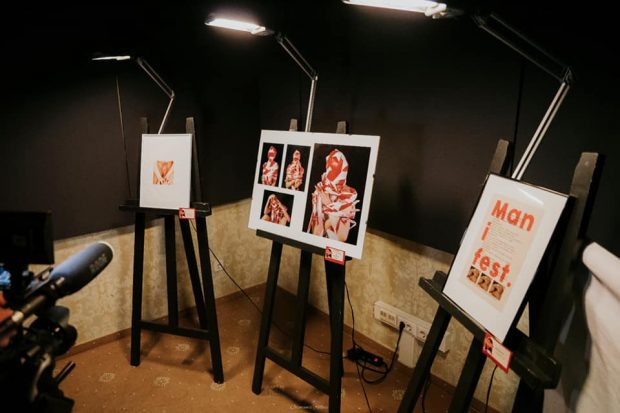 Expoziție despre identitate de gen și feminism, în București, organizată de adolescenți. Banii strânși vor fi donați unei asociații anti-SIDA